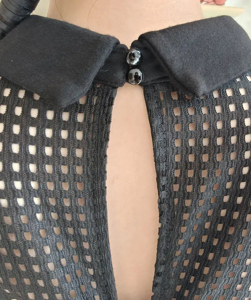 後ろボタンで留めます