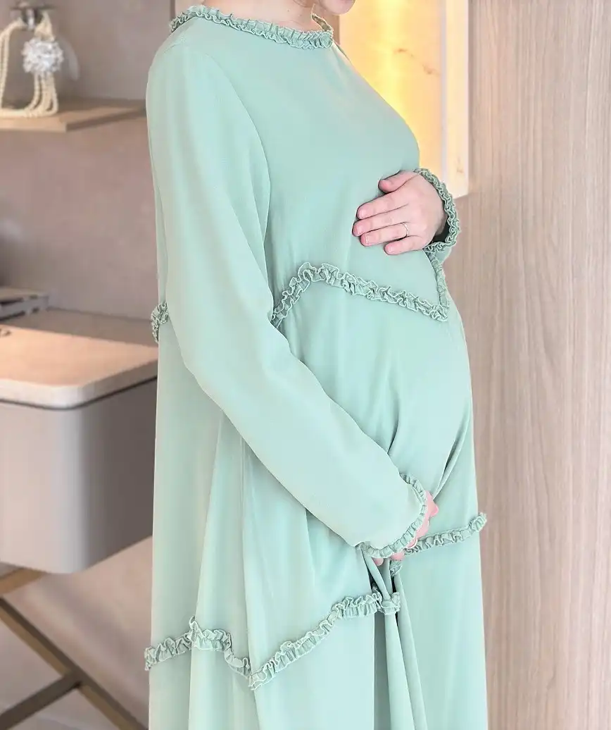 着用モデル：H167cm　マタニティドレスとしても着用いただけます。