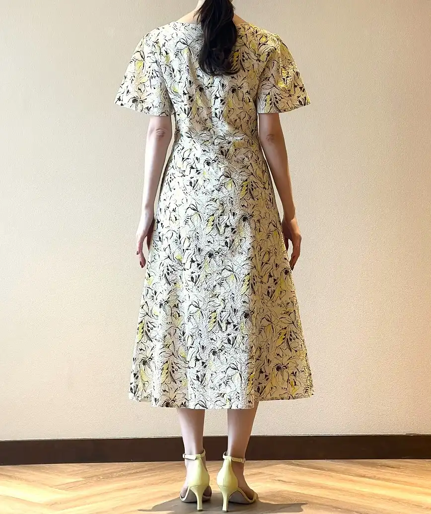 着用モデル：H164cm／体重：48kg／着用サイズS-Mサイズ