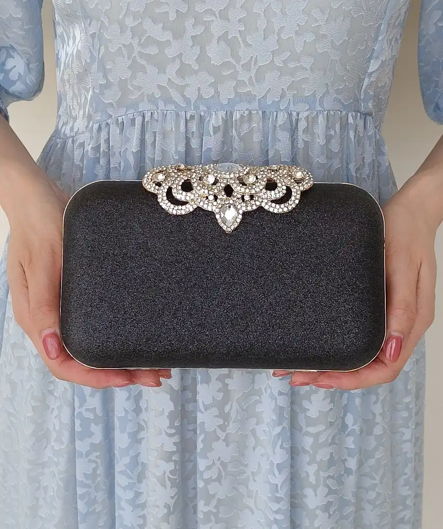 clasp motif lame cluth bag - black
