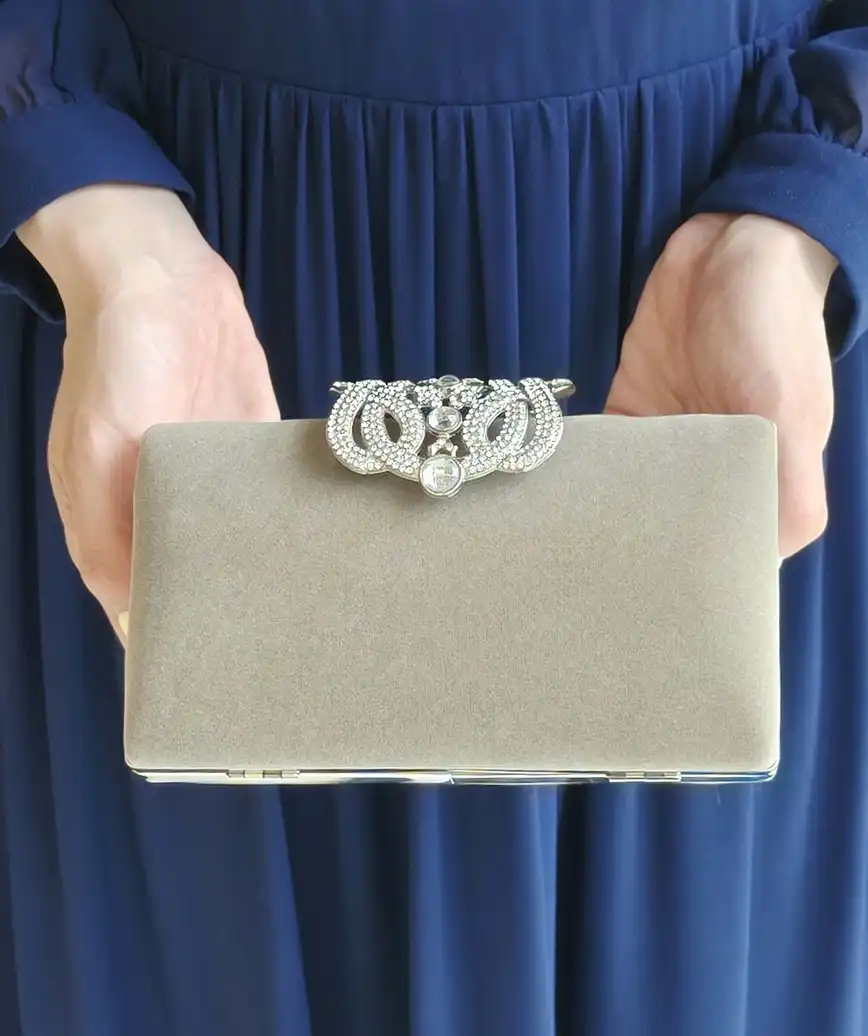 suede clasp motif cluth bag - gray