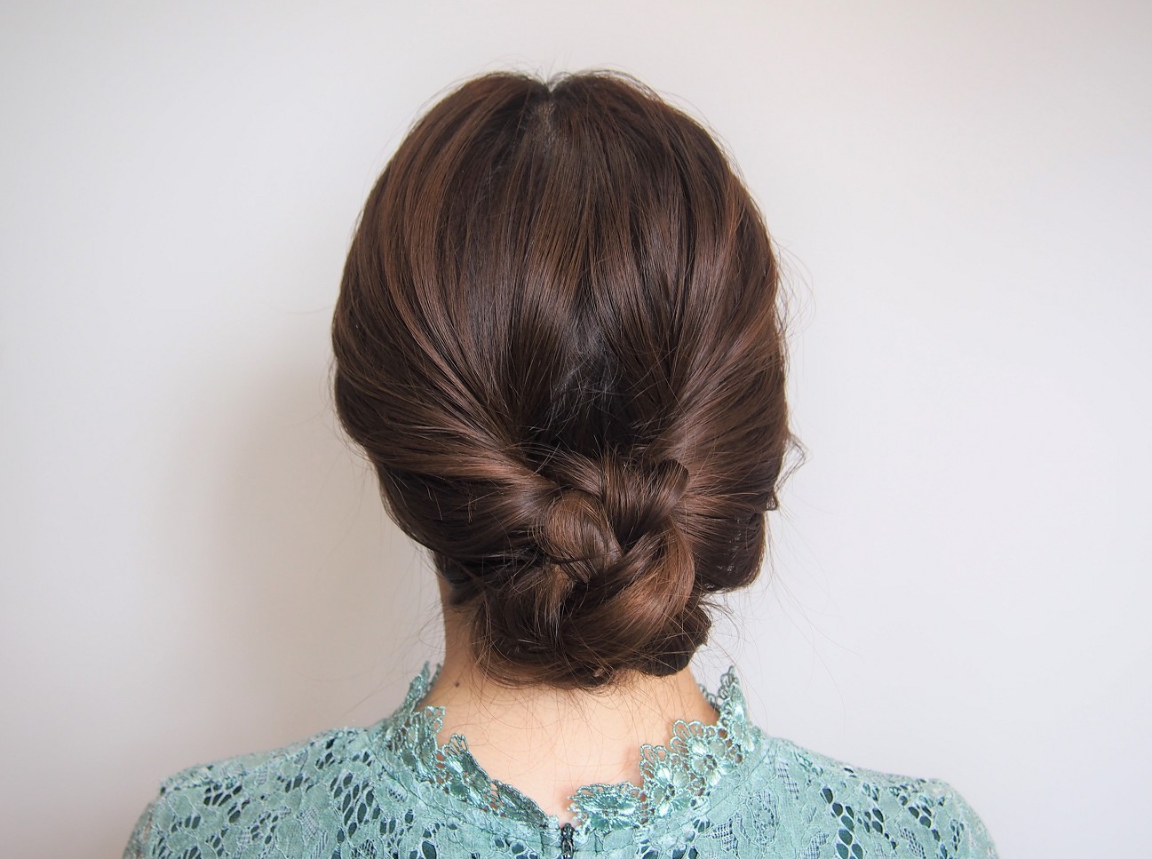 セルフヘアアレンジ みつあみでまとめる簡単シニヨン
