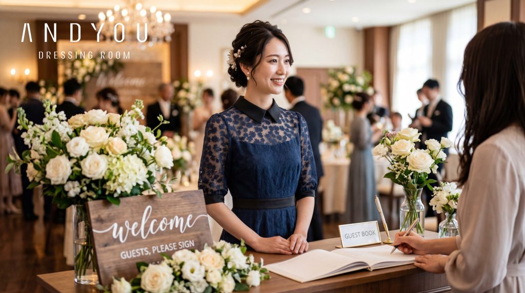 結婚式の受付に立つネイビードレスの女性