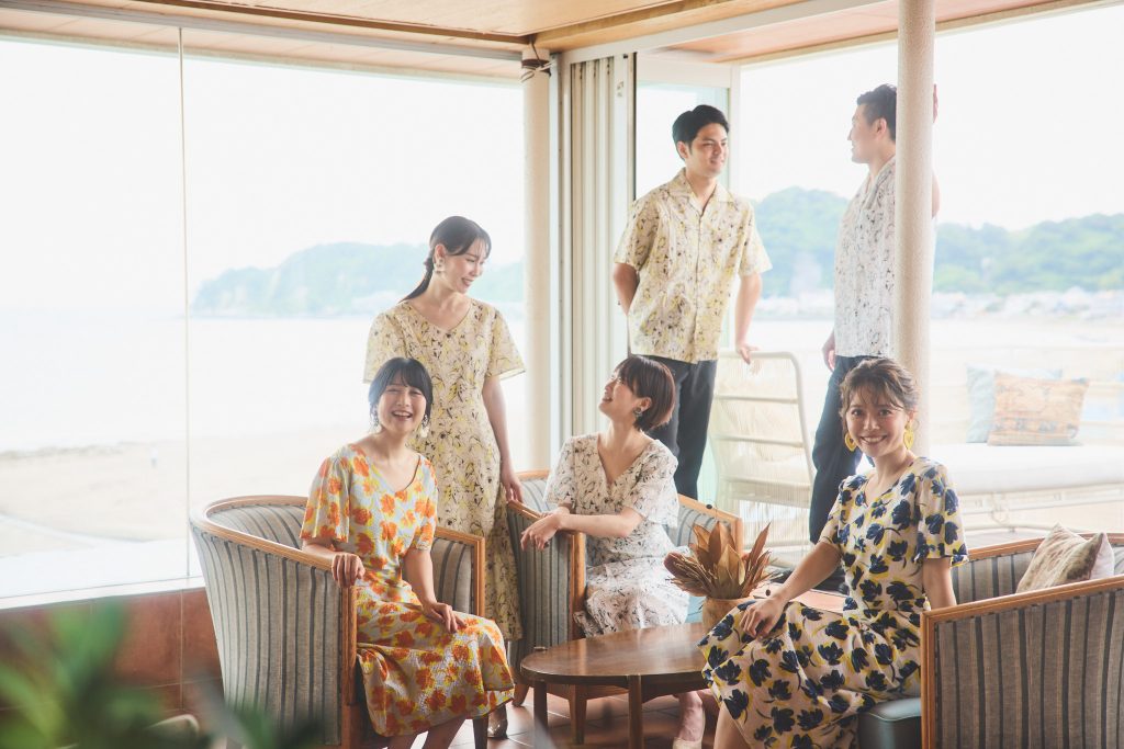 かりゆしウェアでお揃い・色違いコーデを楽しむ男女