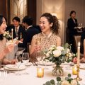 レストランで食事を楽しむ大人の女性3人