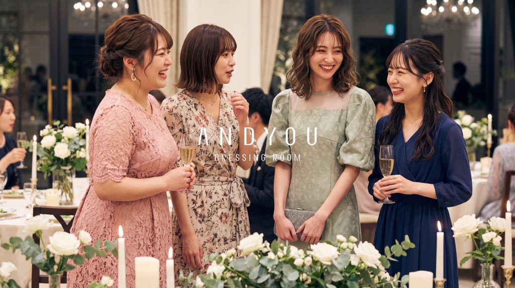 結婚式の披露宴会場で談笑する、パーティドレス姿の友人ゲスト4人